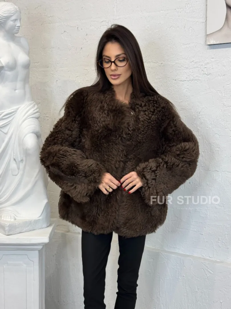 Короткая шуба из натуральной овчины с круглым вырезом и накладными карманами - фото 6