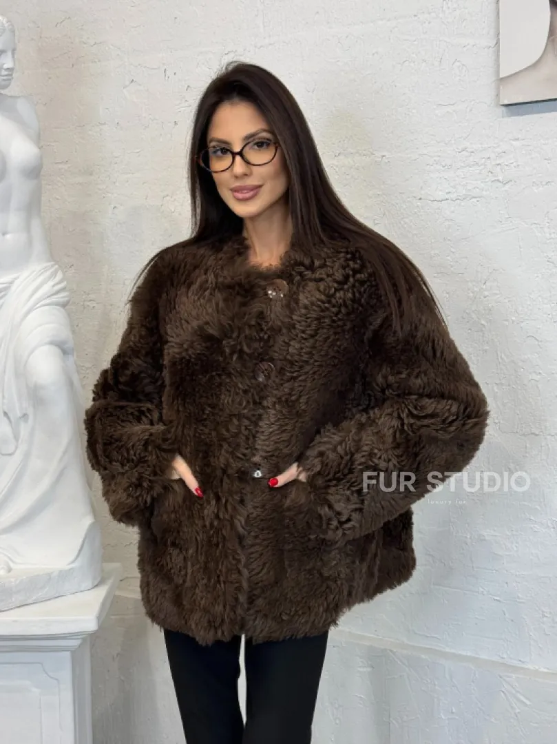 Короткая шуба из натуральной овчины с круглым вырезом и накладными карманами - фото 0