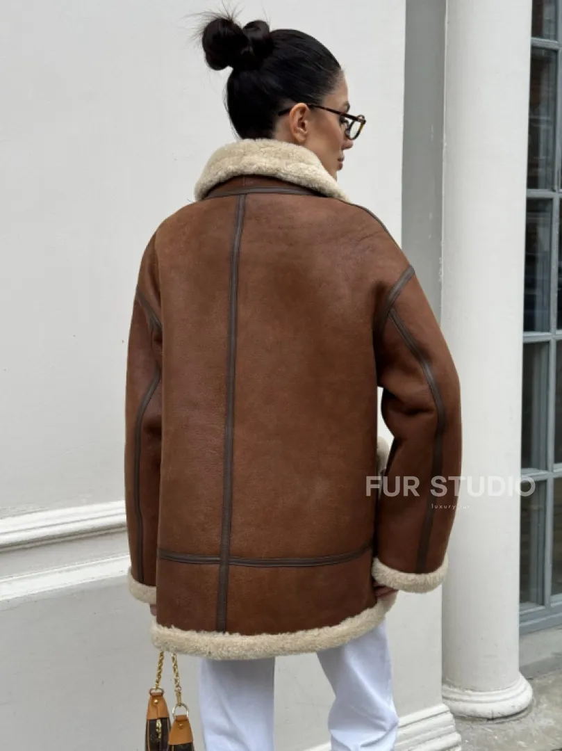 Современная коричневая дубленка из меха кёрли «Casual style» - фото 10