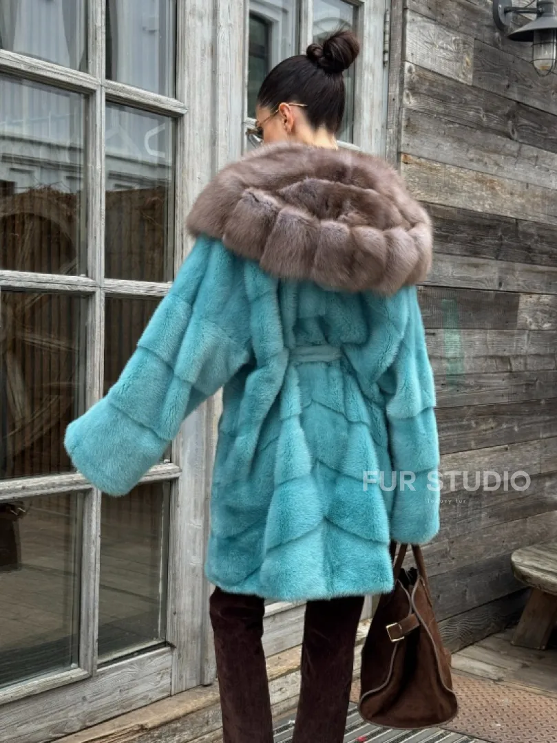 Шуба из аукционной норки средней длины с капюшоном из куницы - фото 4