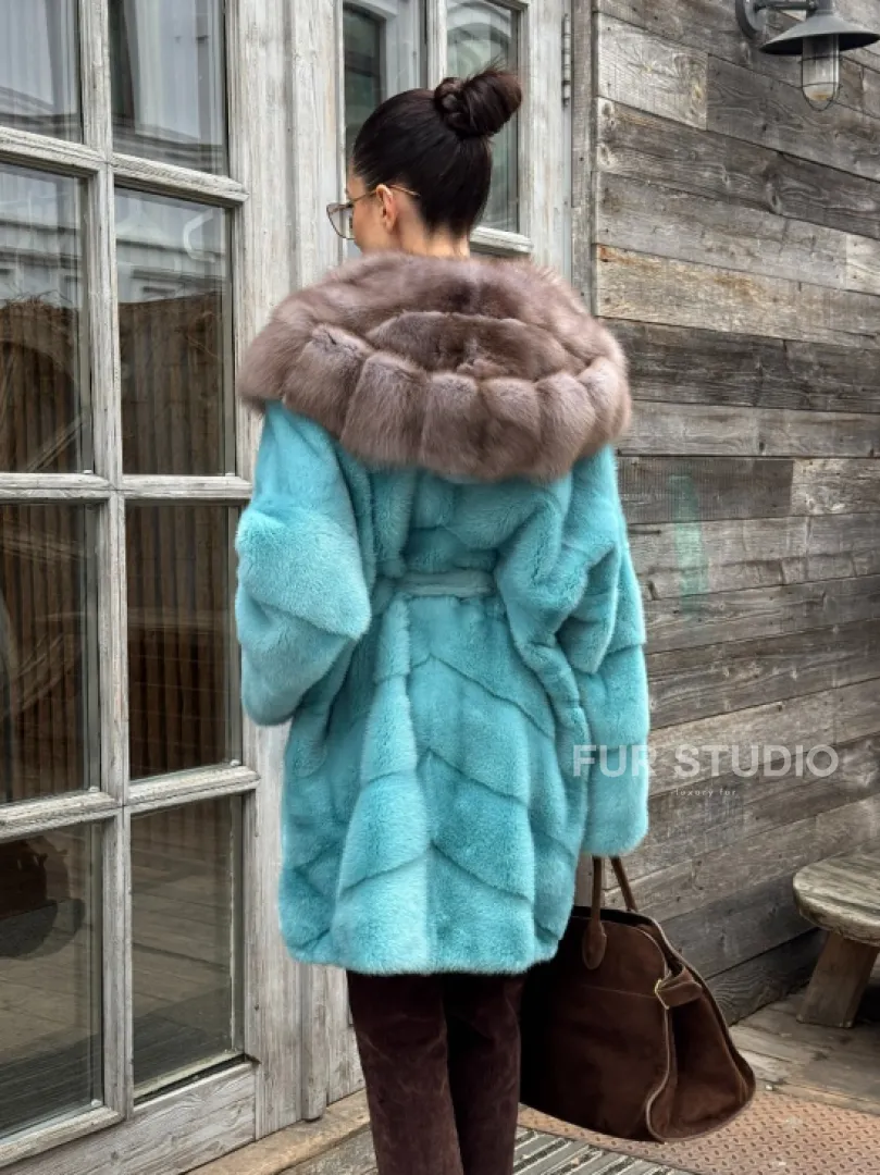 Шуба из аукционной норки средней длины с капюшоном из куницы - фото 7