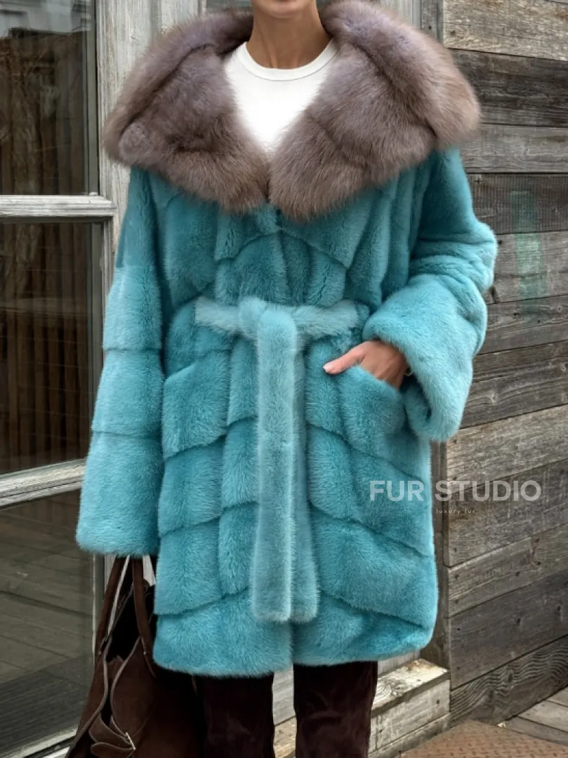 Шуба из аукционной норки средней длины с капюшоном из куницы - фото 2