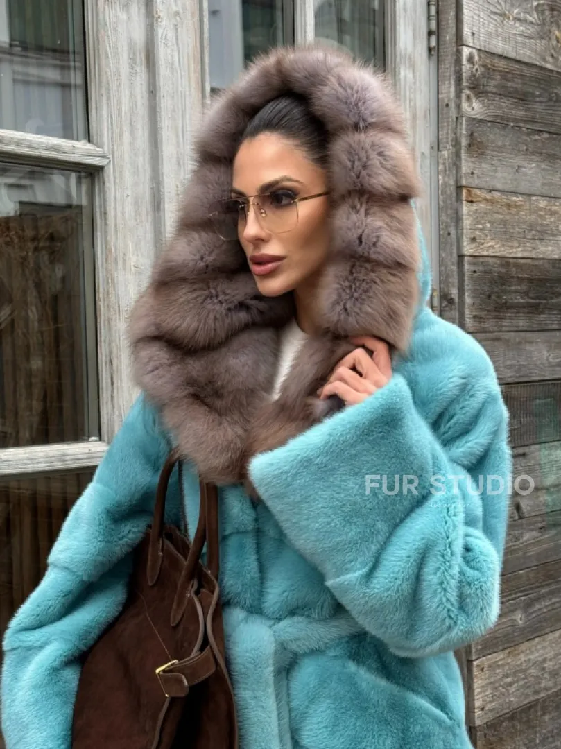 Шуба из аукционной норки средней длины с капюшоном из куницы - фото 3