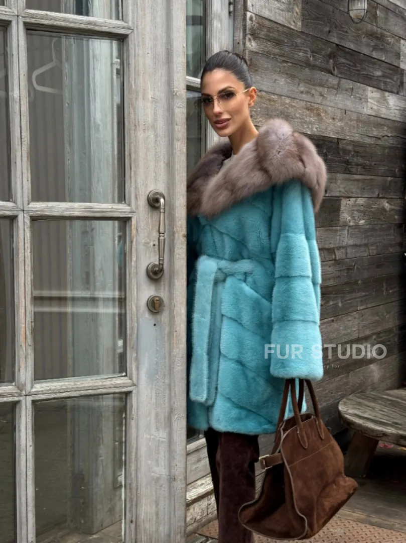 Шуба из аукционной норки средней длины с капюшоном из куницы - фото 12