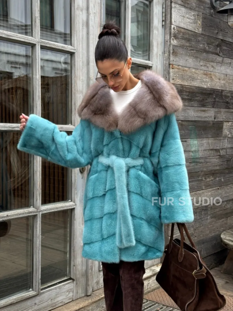 Шуба из аукционной норки средней длины с капюшоном из куницы - фото 11