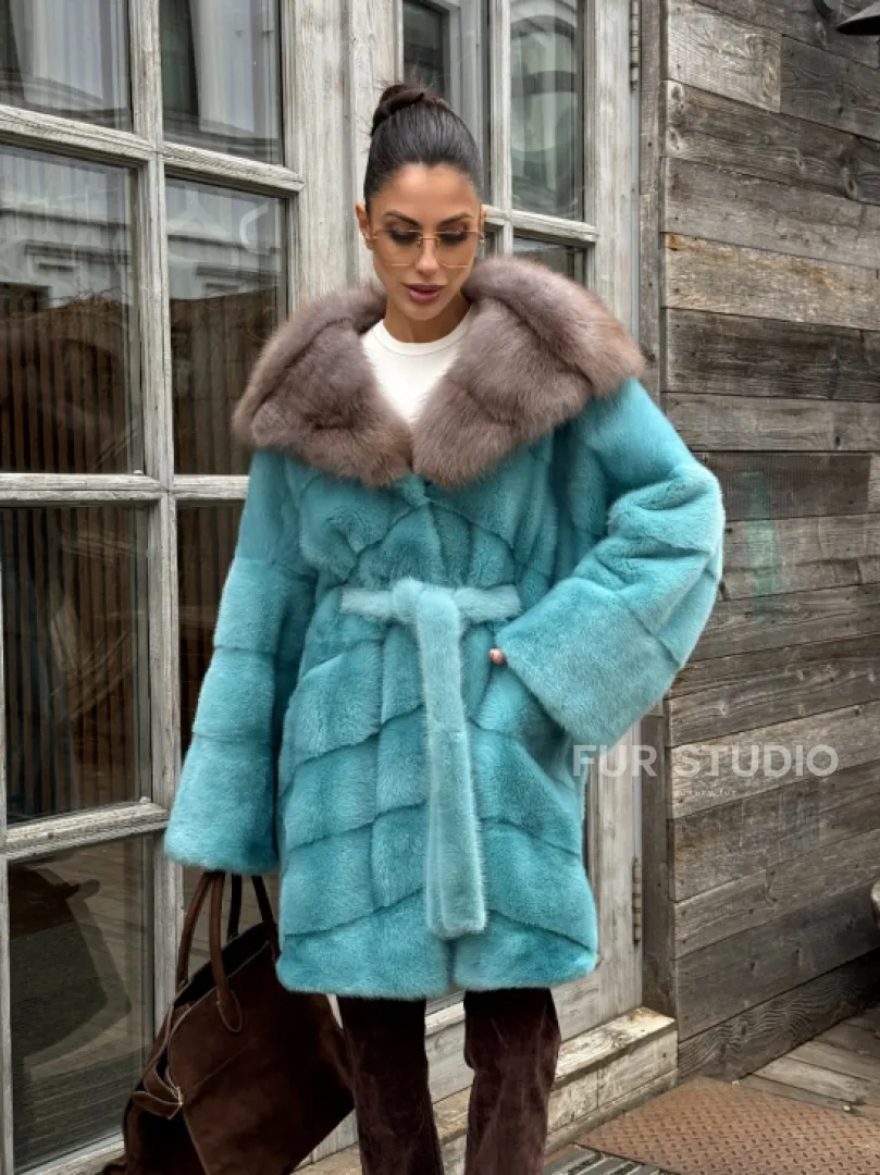 Шуба из аукционной норки средней длины с капюшоном из куницы - фото 9