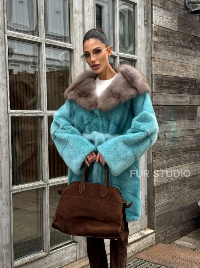 Шуба из аукционной норки средней длины с капюшоном из куницы - фото 14