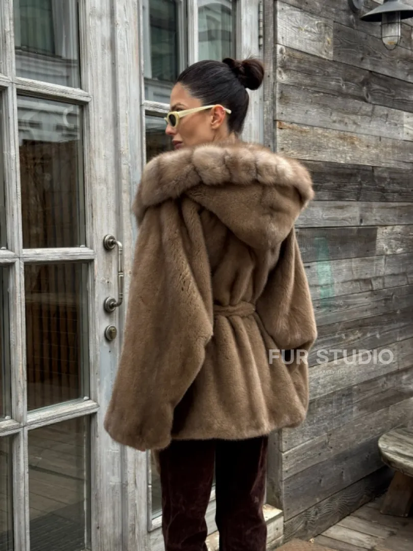 Шуба Luxury Fashion из плюшевой норки VELVET с капюшоном из меха куницы