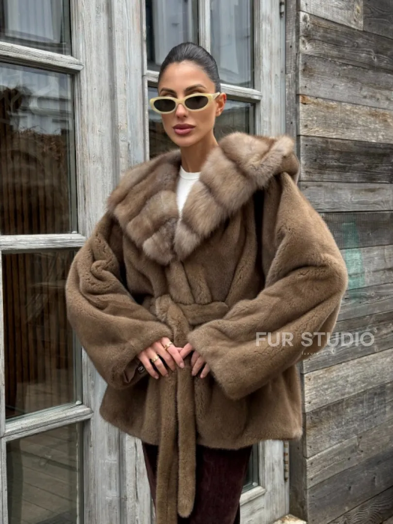 Шуба Luxury Fashion из плюшевой норки VELVET с капюшоном из меха куницы