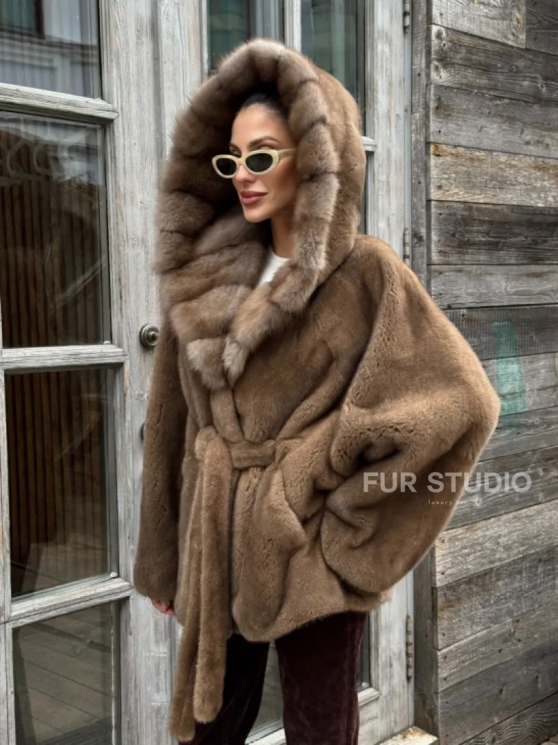 Шуба Luxury Fashion из плюшевой норки VELVET с капюшоном из меха куницы