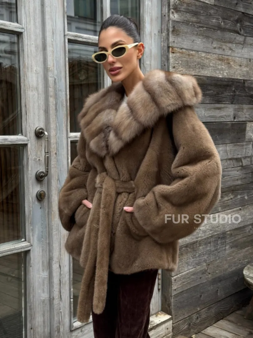 Шуба Luxury Fashion из плюшевой норки VELVET с капюшоном из меха куницы