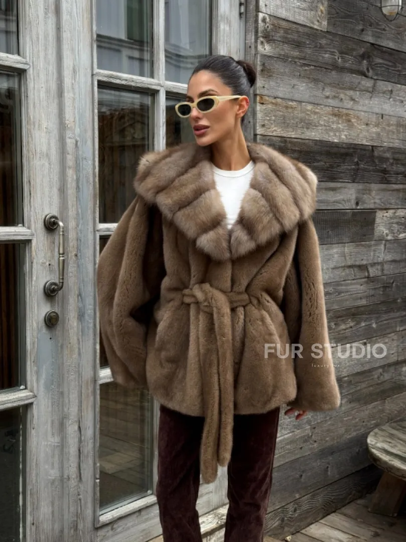 Шуба Luxury Fashion из плюшевой норки VELVET с капюшоном из меха куницы