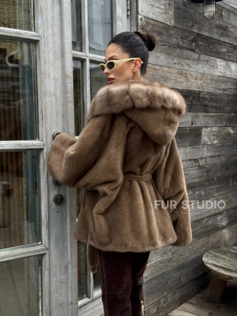 Шуба Luxury Fashion из плюшевой норки VELVET с капюшоном из меха куницы