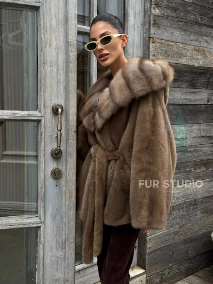 Шуба Luxury Fashion из плюшевой норки VELVET с капюшоном из меха куницы