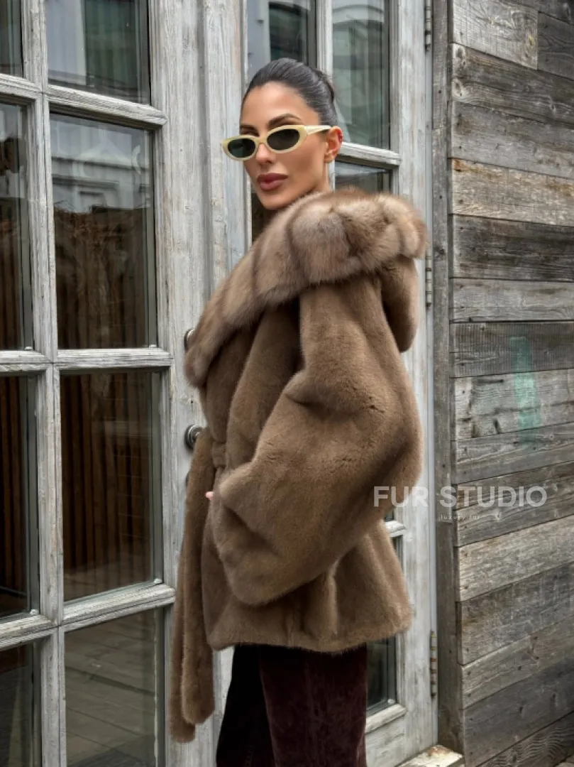 Шуба Luxury Fashion из плюшевой норки VELVET с капюшоном из меха куницы