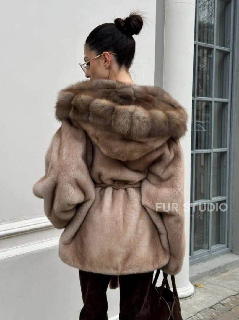 Шуба - пончо под пояс из плюшевой норки с капюшоном из меха куницы - фото 5