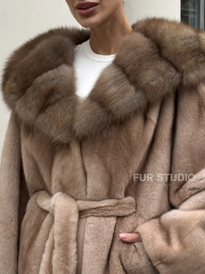 Шуба - пончо под пояс из плюшевой норки с капюшоном из меха куницы - фото 1