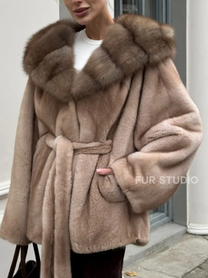 Шуба - пончо под пояс из плюшевой норки с капюшоном из меха куницы - фото 2