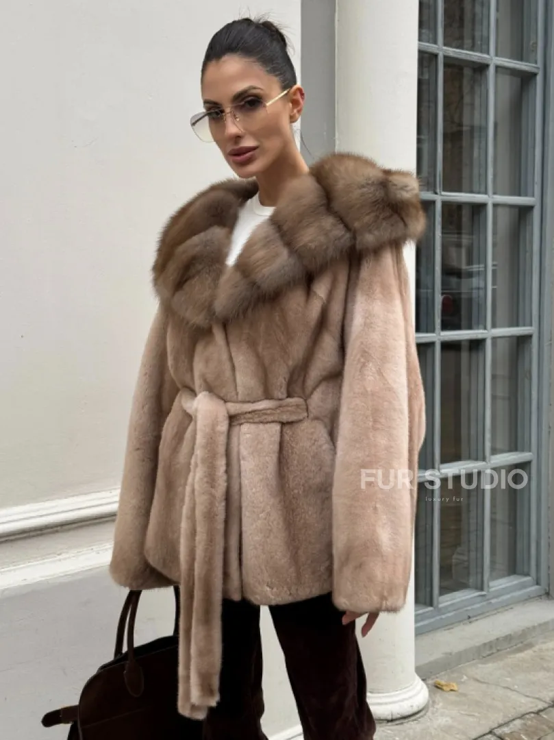 Шуба - пончо под пояс из плюшевой норки с капюшоном из меха куницы - фото 0