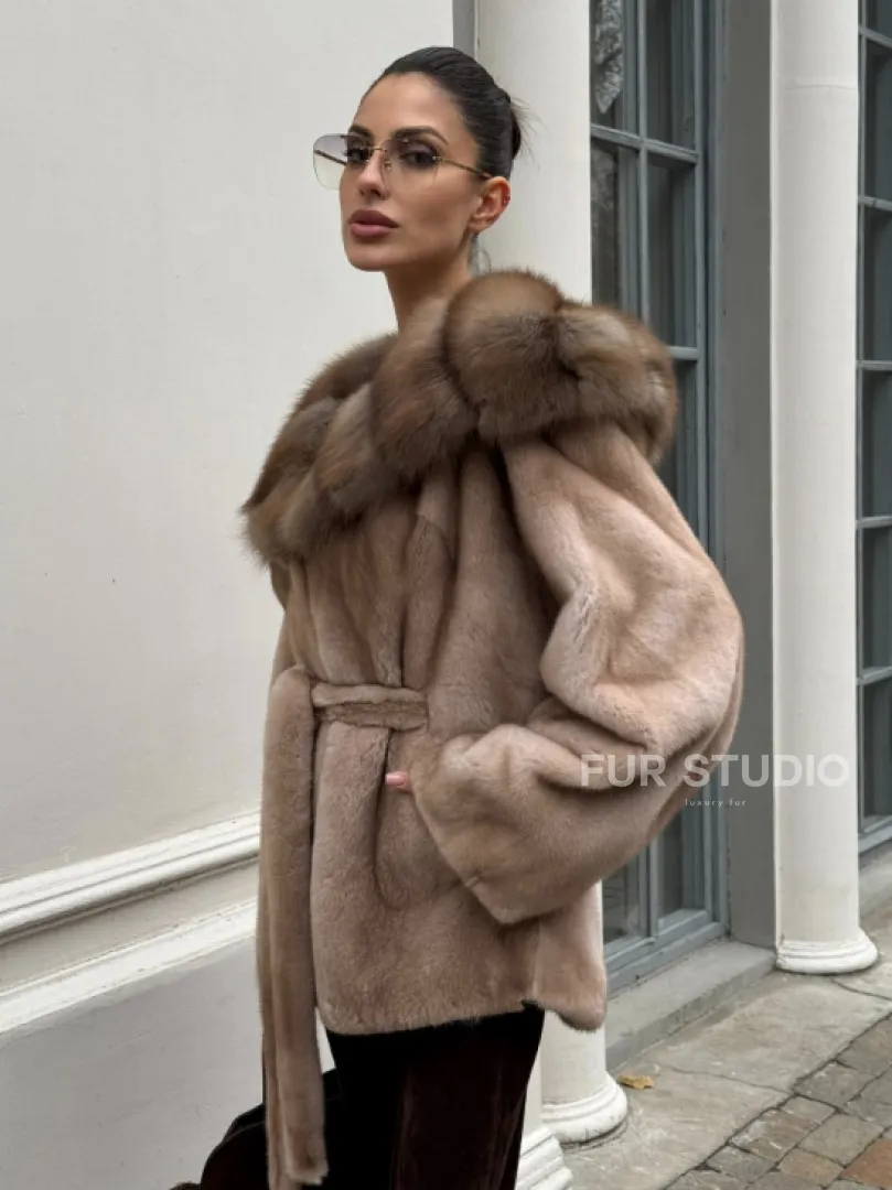 Шуба - пончо под пояс из плюшевой норки с капюшоном из меха куницы - фото 4