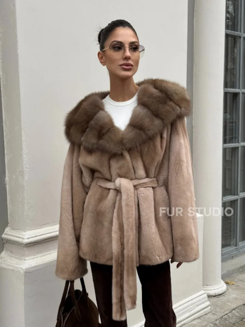 Шуба - пончо под пояс из плюшевой норки с капюшоном из меха куницы - фото 7