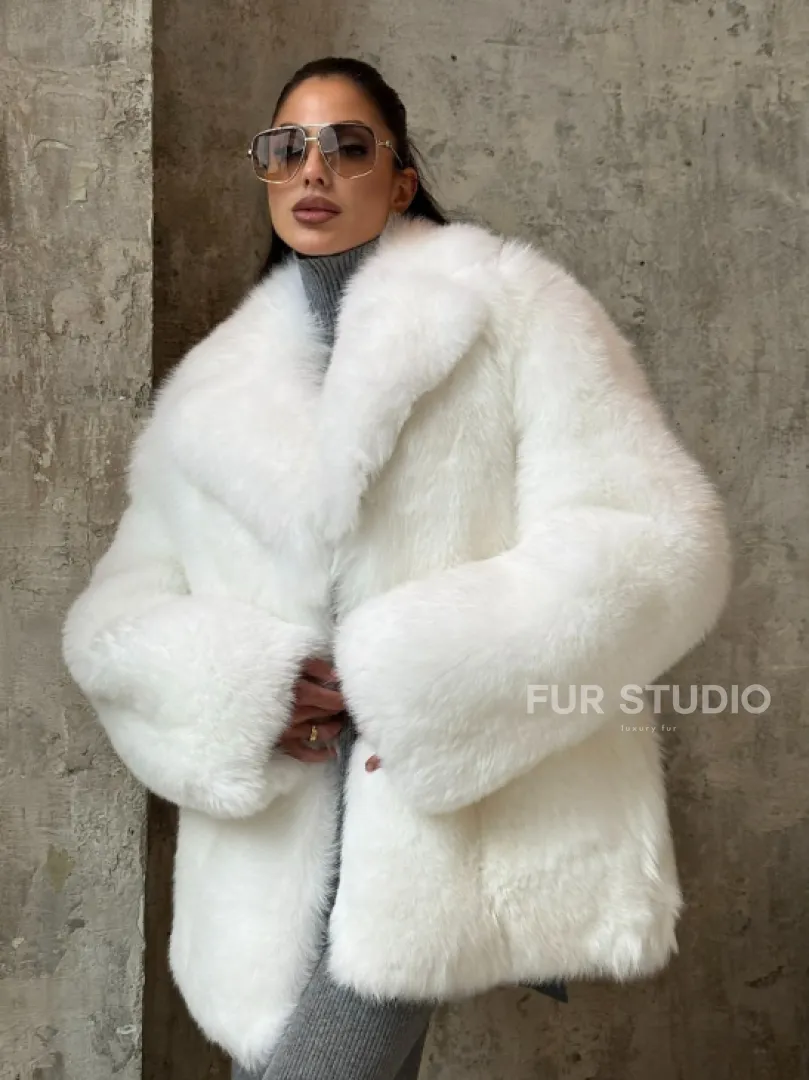 Шуба белого цвет из меха Финского песца - фото 0