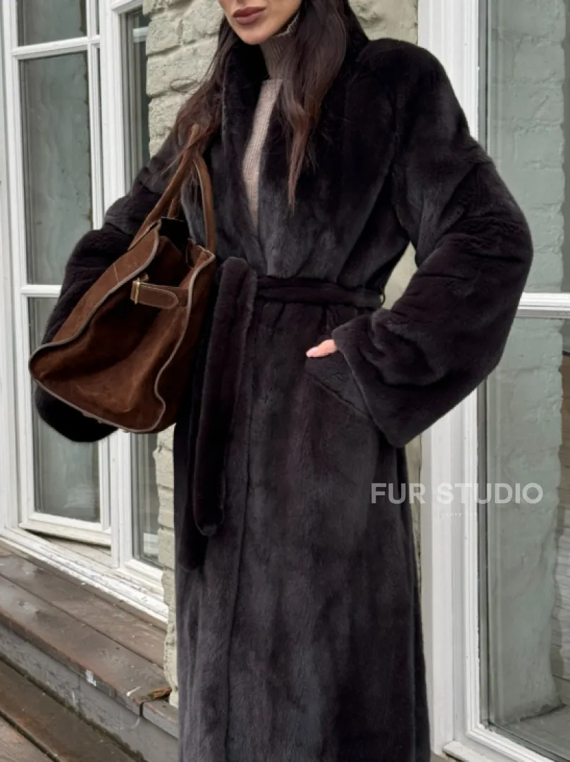 Роскошная шуба из аукционной норки Premium Velvet с V-образным воротником и меховым поясом - горький шоколад - фото 1