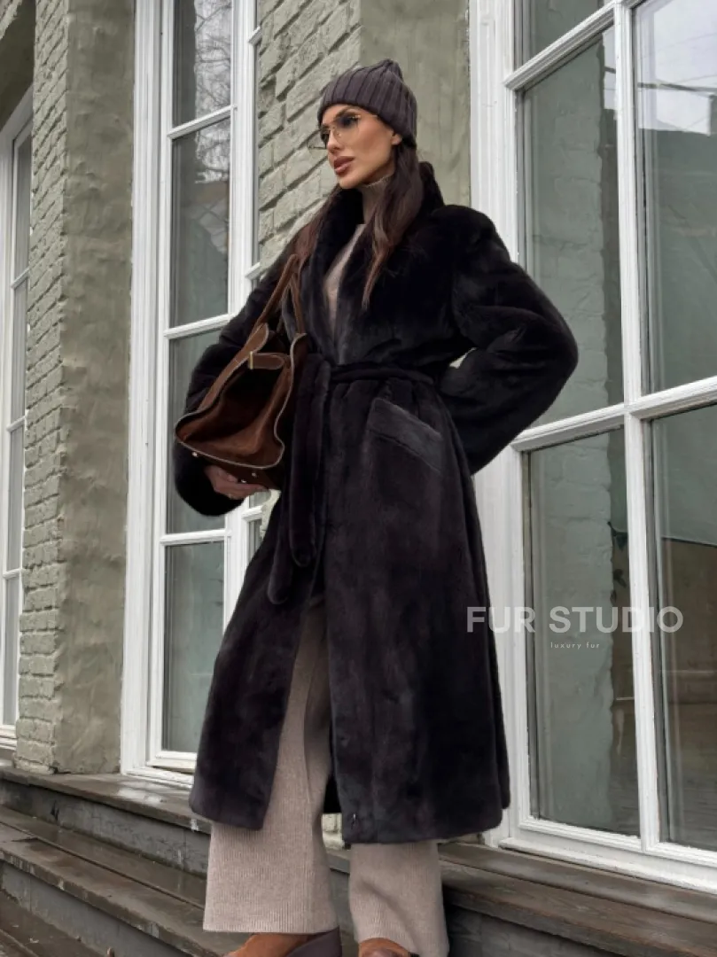 Роскошная шуба из аукционной норки Premium Velvet с V-образным воротником и меховым поясом - горький шоколад - фото 8