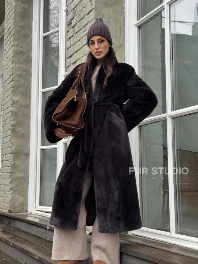 Роскошная шуба из аукционной норки Premium Velvet с V-образным воротником и меховым поясом - горький шоколад - фото 9