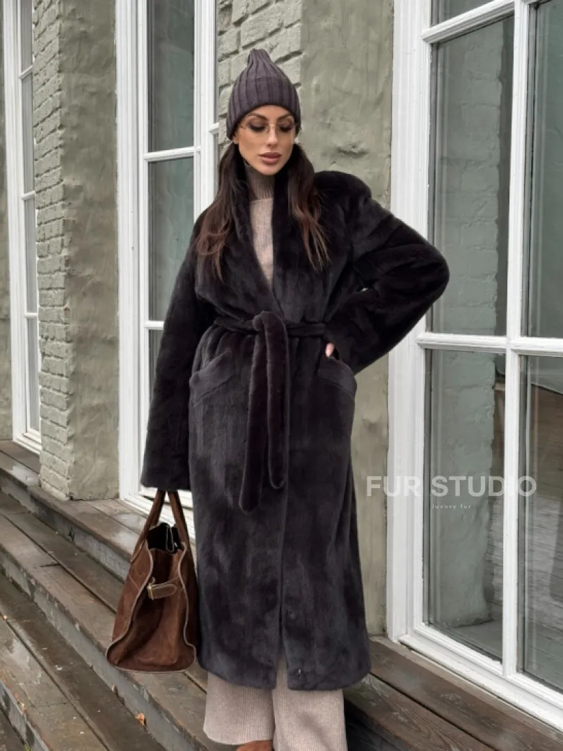 Роскошная шуба из аукционной норки Premium Velvet с V-образным воротником и меховым поясом - горький шоколад - фото 10