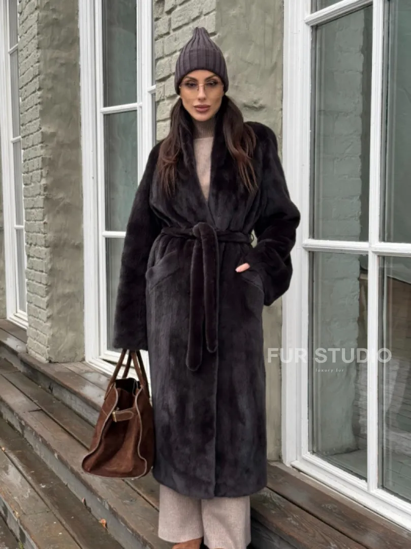 Роскошная шуба из аукционной норки Premium Velvet с V-образным воротником и меховым поясом - горький шоколад - фото 7