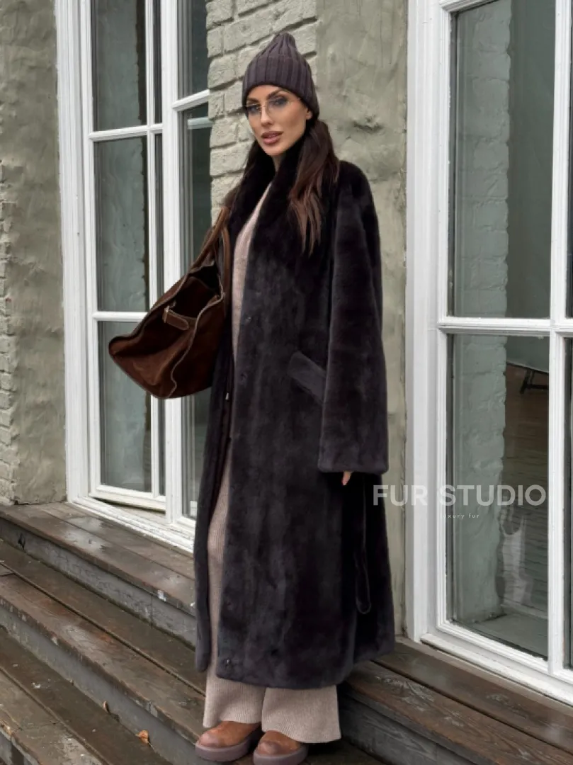 Роскошная шуба из аукционной норки Premium Velvet с V-образным воротником и меховым поясом - горький шоколад - фото 6