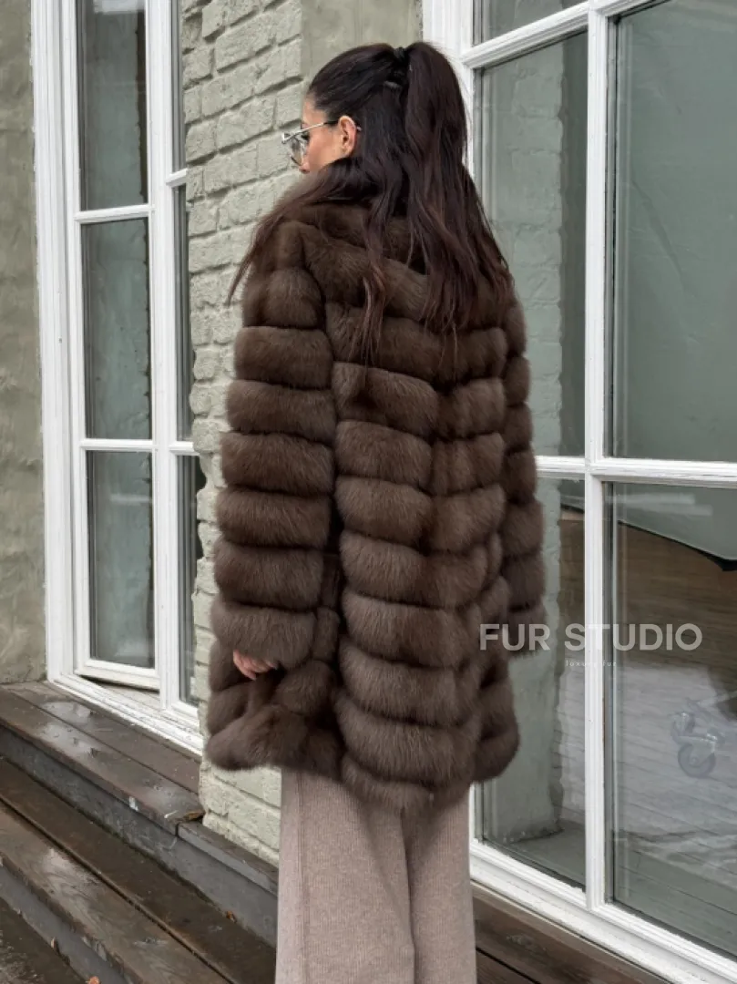 Шуба из меха куницы средней длины цвет темный соболь - фото 4