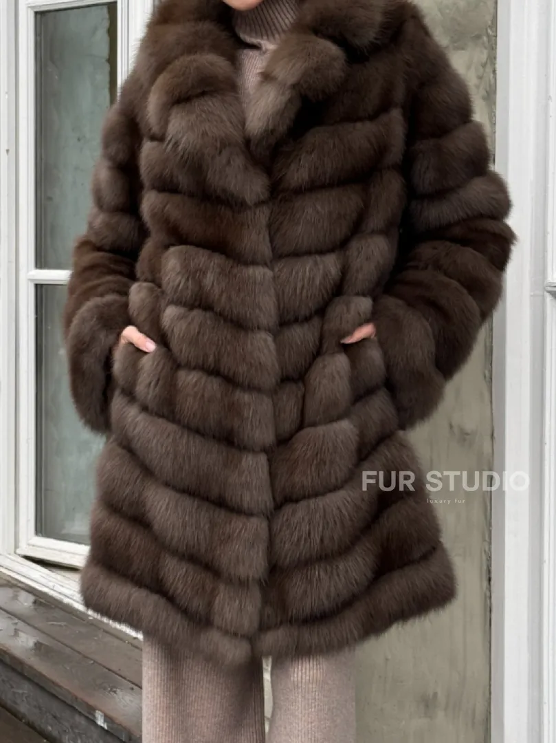 Шуба из меха куницы средней длины цвет темный соболь - фото 1