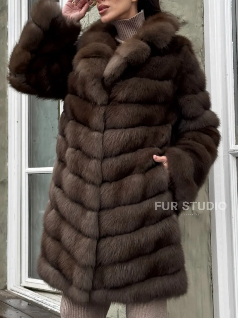 Шуба из меха куницы средней длины цвет темный соболь - фото 2