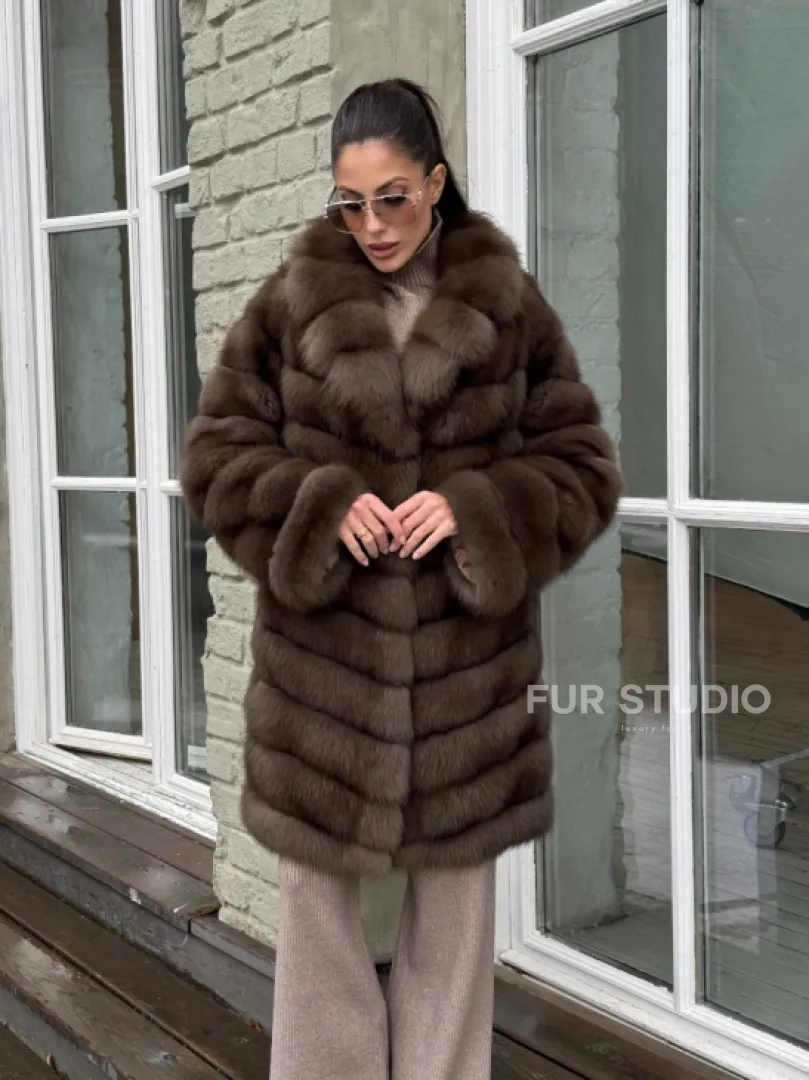 Шуба из меха куницы средней длины цвет темный соболь - фото 10