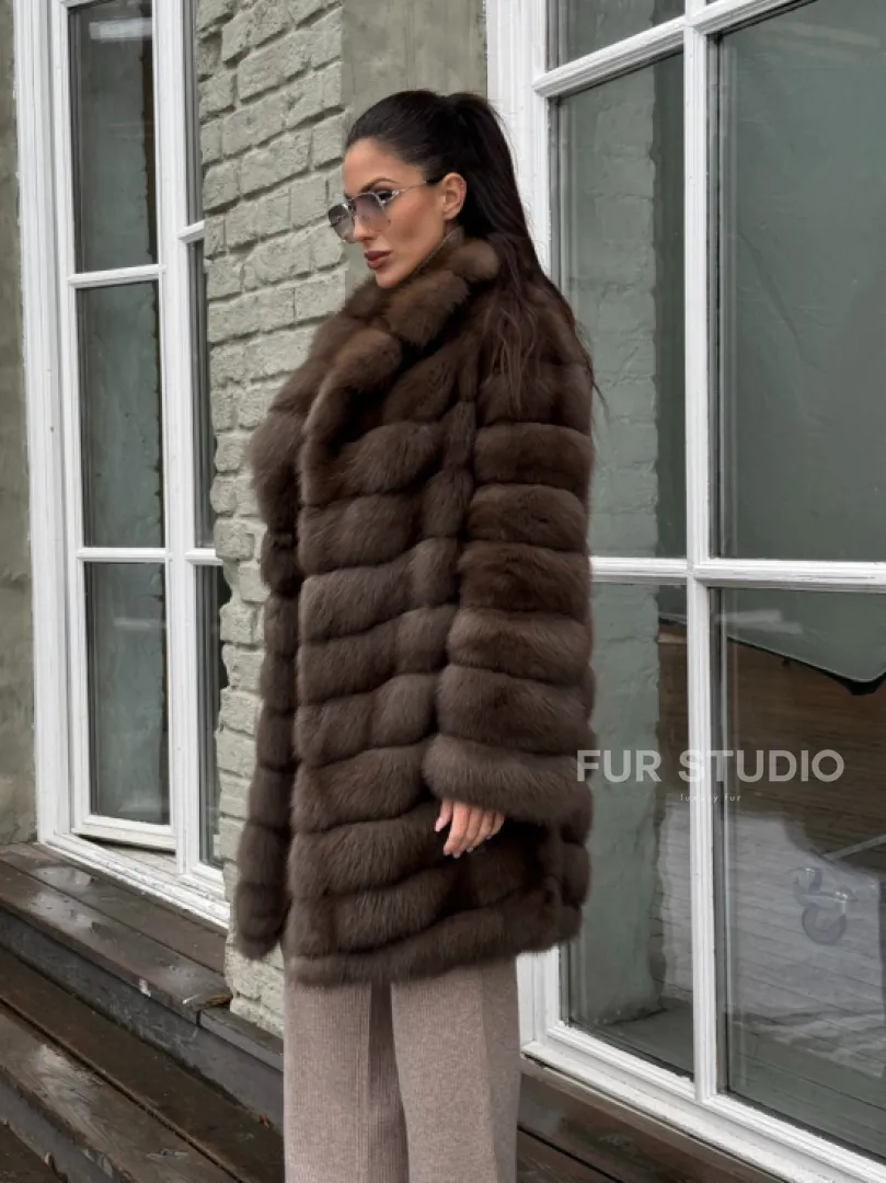 Шуба из меха куницы средней длины цвет темный соболь - фото 8