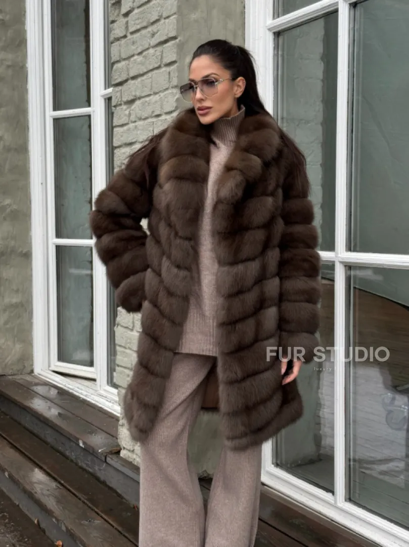 Шуба из меха куницы средней длины цвет темный соболь - фото 9