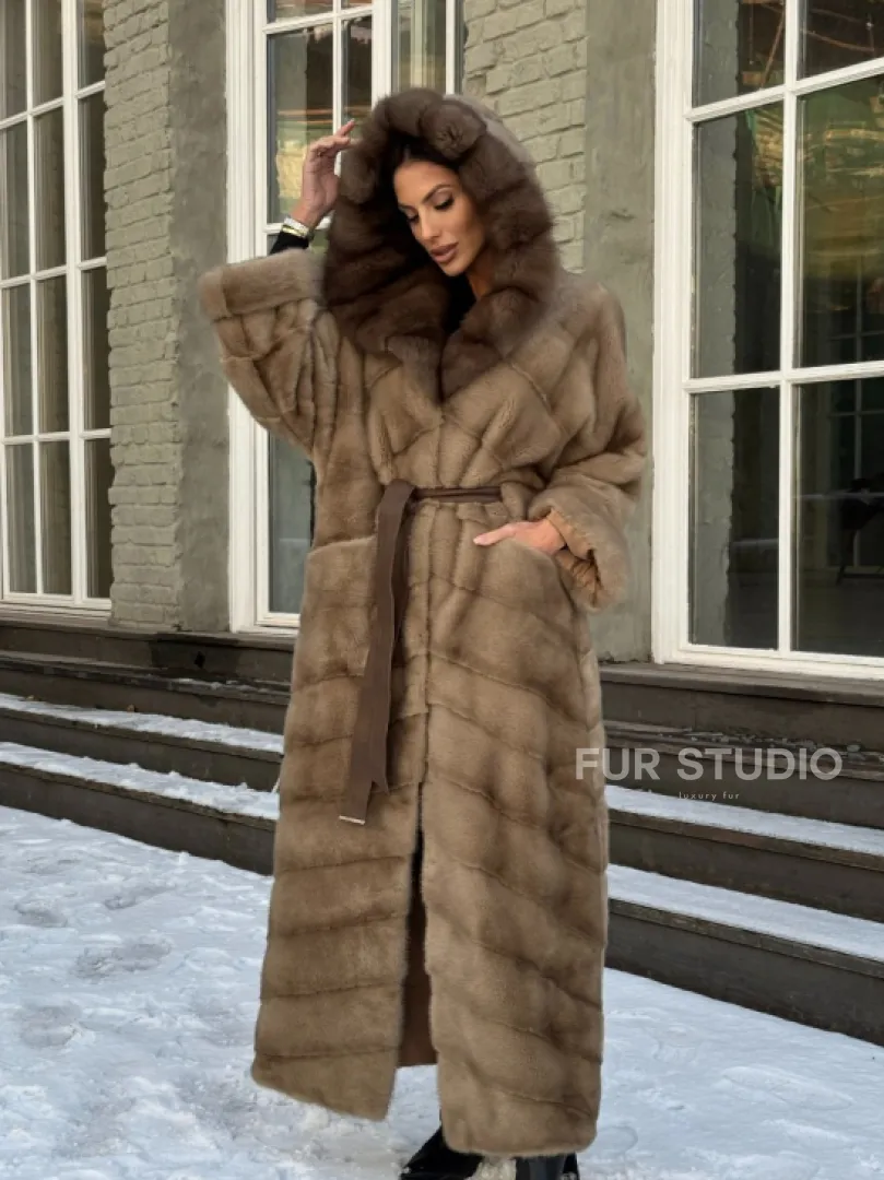 Длинная норковая шуба в цвете пастель с капюшоном из натуральной куницы - фото 8