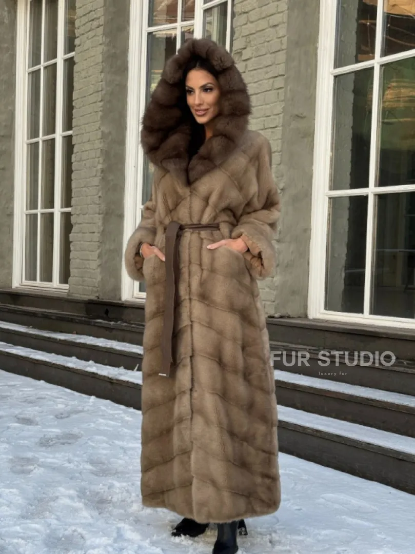 Длинная норковая шуба в цвете пастель с капюшоном из натуральной куницы - фото 6