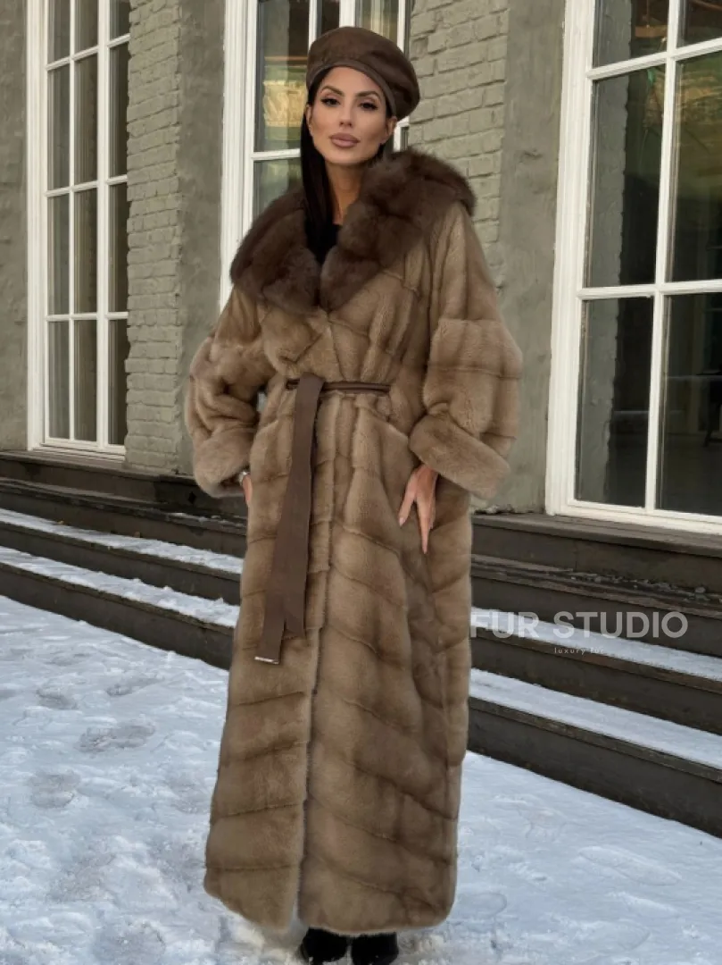 Длинная норковая шуба в цвете пастель с капюшоном из натуральной куницы - фото 0