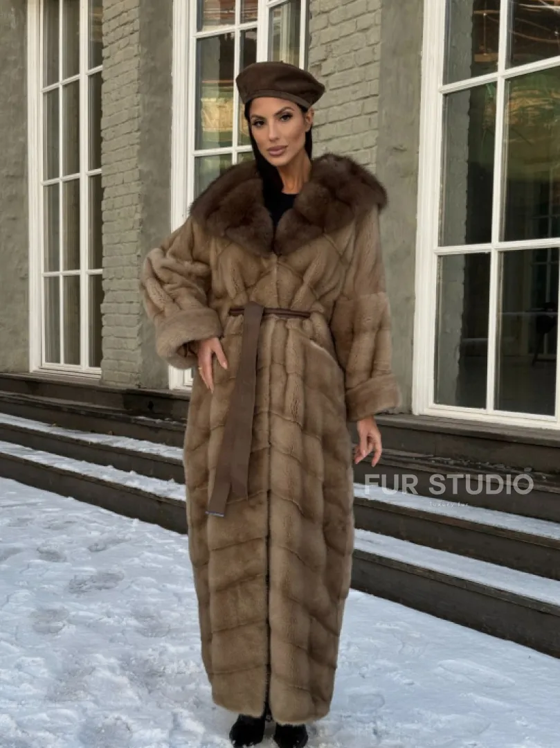 Длинная норковая шуба в цвете пастель с капюшоном из натуральной куницы - фото 9