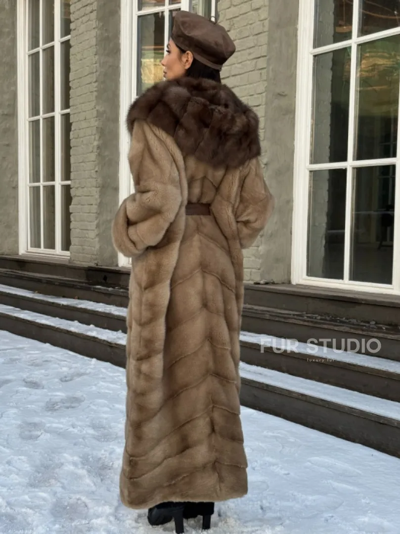 Длинная норковая шуба в цвете пастель с капюшоном из натуральной куницы - фото 4