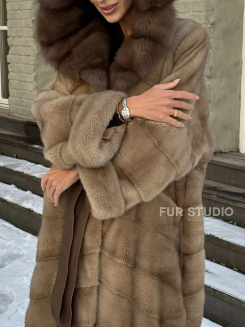 Длинная норковая шуба в цвете пастель с капюшоном из натуральной куницы - фото 2