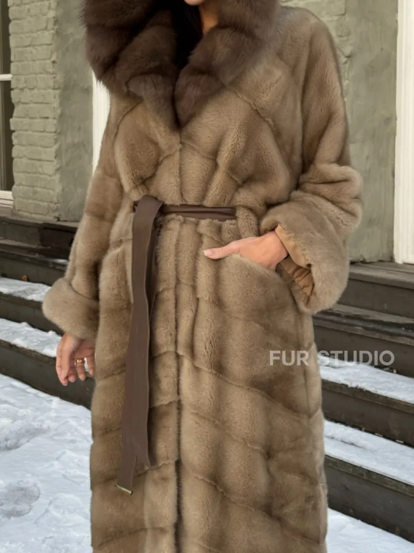 Длинная норковая шуба в цвете пастель с капюшоном из натуральной куницы - фото 1