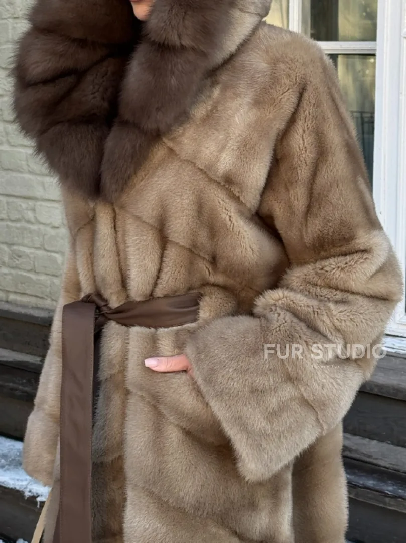 Женская удлиненная норковая шуба в цвете пастель с капюшоном из меха куницы - фото 1