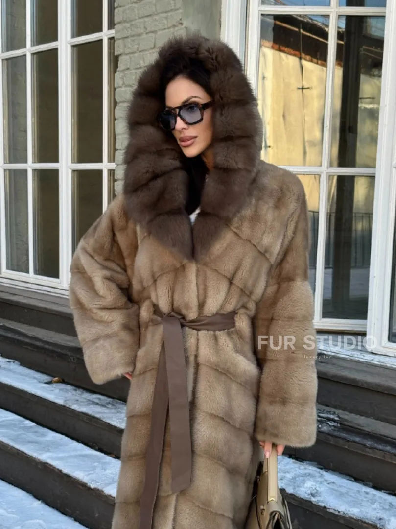 Женская удлиненная норковая шуба в цвете пастель с капюшоном из меха куницы - фото 2