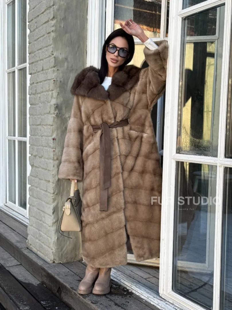 Женская удлиненная норковая шуба в цвете пастель с капюшоном из меха куницы - фото 7