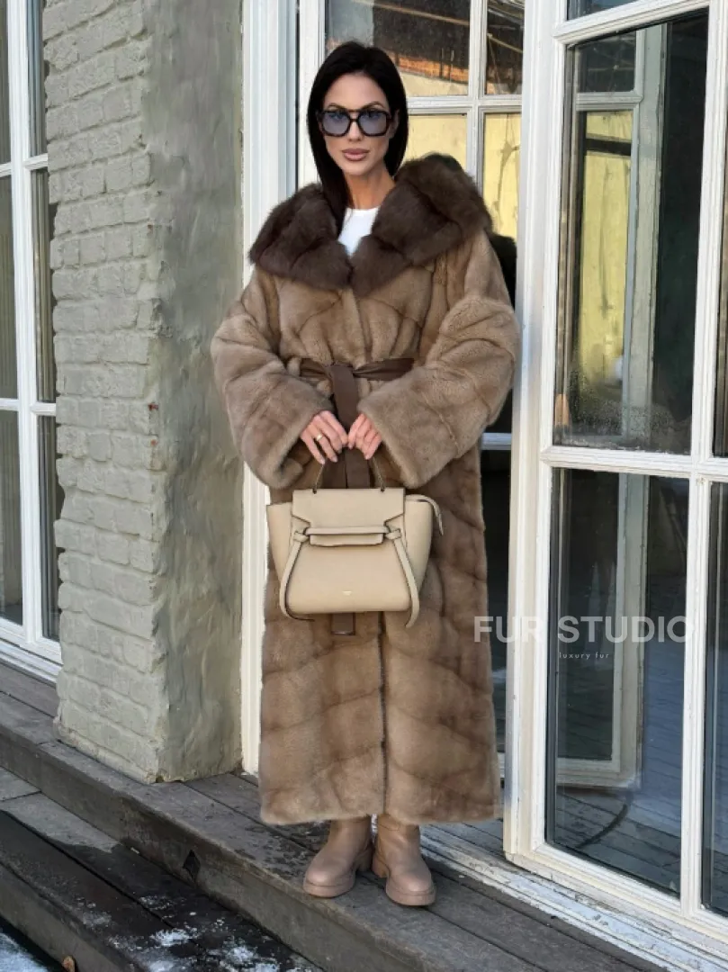 Женская удлиненная норковая шуба в цвете пастель с капюшоном из меха куницы - фото 3