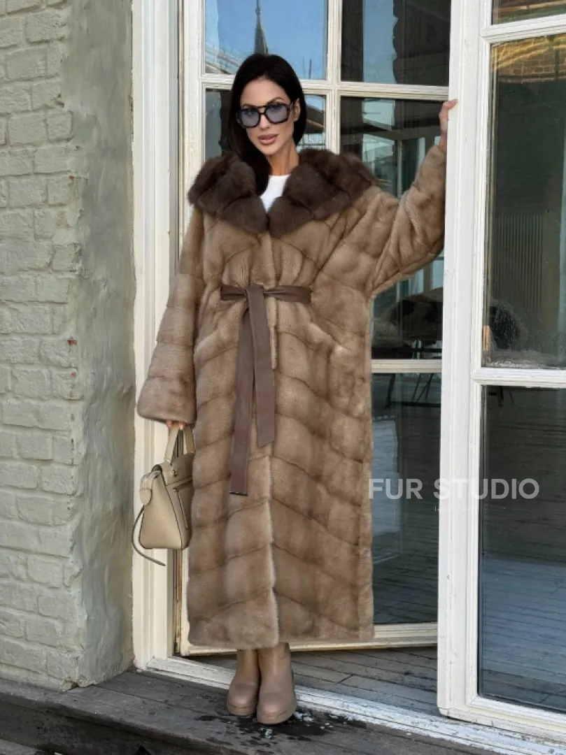 Женская удлиненная норковая шуба в цвете пастель с капюшоном из меха куницы - фото 6